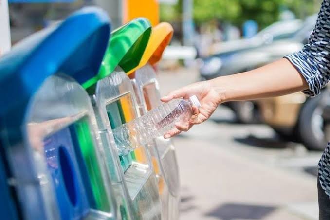 RESPON DEKAN FISIP UNTAD TERKAIT SAMPAH YANG BERSERAKAN DI LINGKUNGAN FAKULTAS 