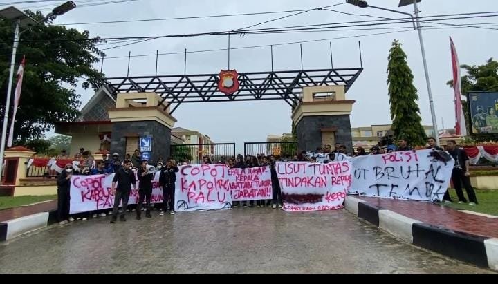 TiNDAK LANJUT KORBAN DEMO, ALIANSI MAHASISWA SE-KOTA PALU SERUKAN TUNTUTAN DEPAN MAPOLDA SULTENG